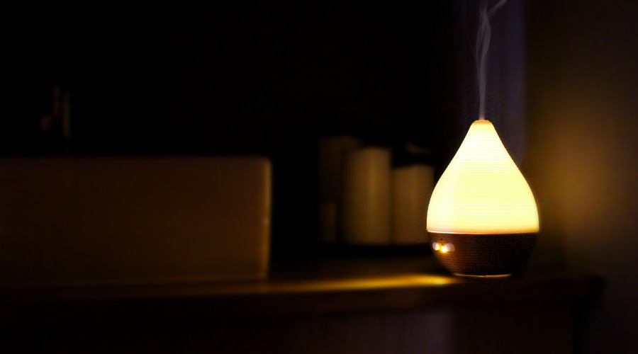 陶磁器（セラミック）を幻想的に通したあたたかみある灯りと香りが自然のぬくもり感じる癒しの空間を演出