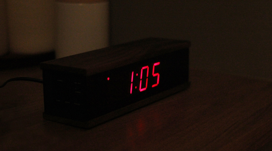 視認性の高いLED表示のおしゃれな木製デジタルアラーム時計
