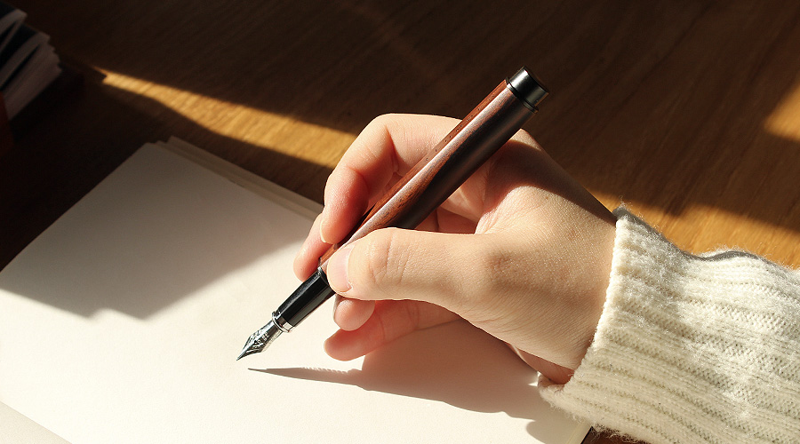 なめらかな書き心地の万年筆は使い込む程に艶が増し手に馴染みます。右利きの方は人差し指、左利きの方は親指で平面部を握るとスムーズに文字が書けます。
