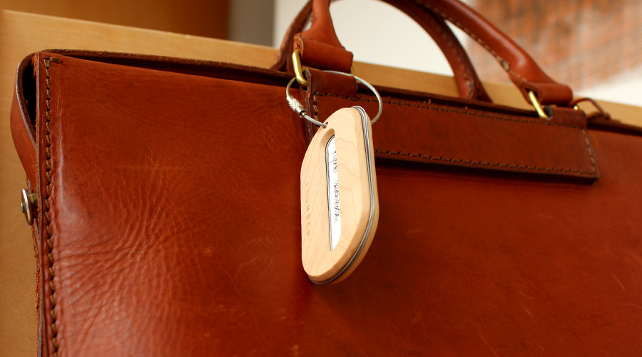 キャリーバッグ・スーツケースだけではなく、ビジネスケースや普段使いのバッグに取り付けてもおしゃれな木製ネームタグです。