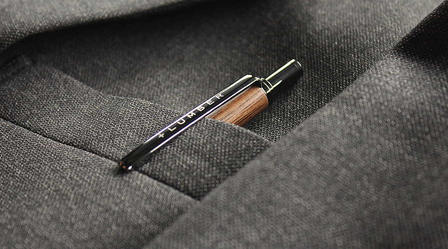 シャツの胸ポケット等にも程よくおさまり、木の質感がおしゃれな木製ペン。
