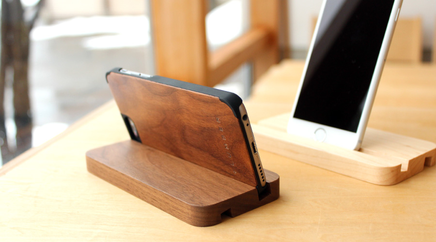 +LUMBERのiPhone6用木製ケースを装着したままスタンドに収めた状態です。