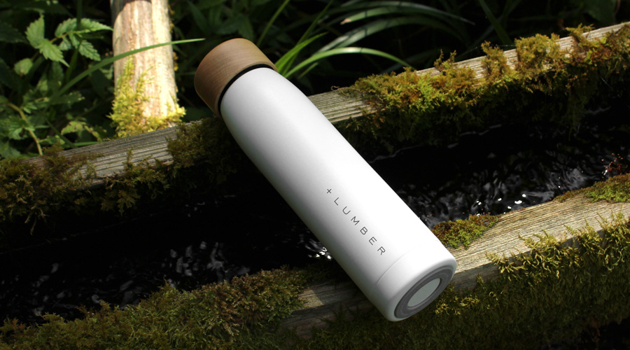 無機質なステンレス素材の水筒に銘木を組み合わせたおしゃれなサーモボトル、木の温かさと美しさが象徴的な水筒・タンブラーです。