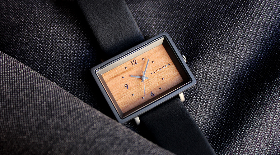 シンプルなスタイルが木目をより強調するおしゃれな腕時計です。