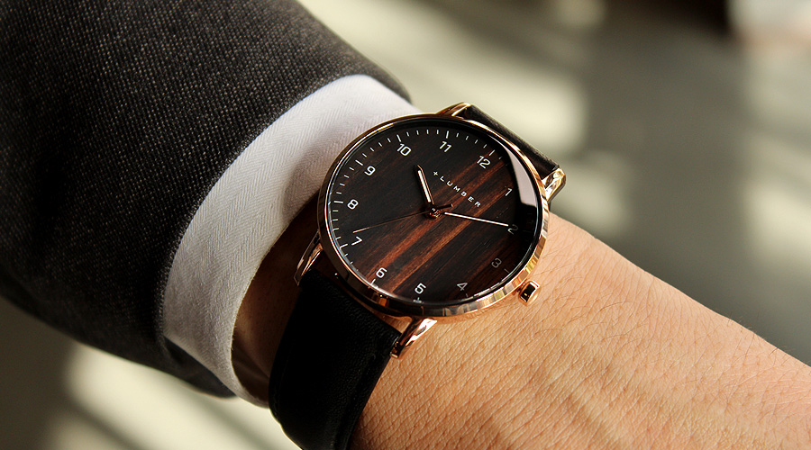フォーマル・カジュアルどちらでも違和感無く装着できる木製の腕時計。