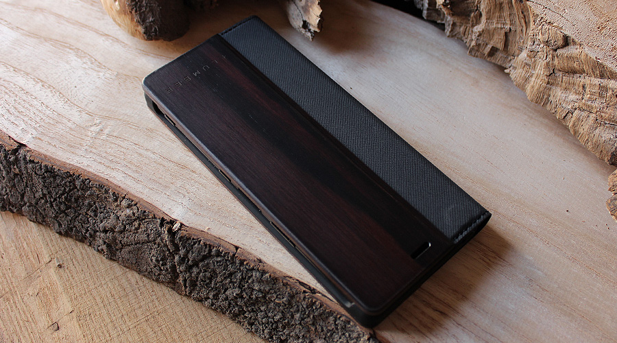 希少性の高い高級天然木材の黒檀を使用した贅沢なXperiaケース。