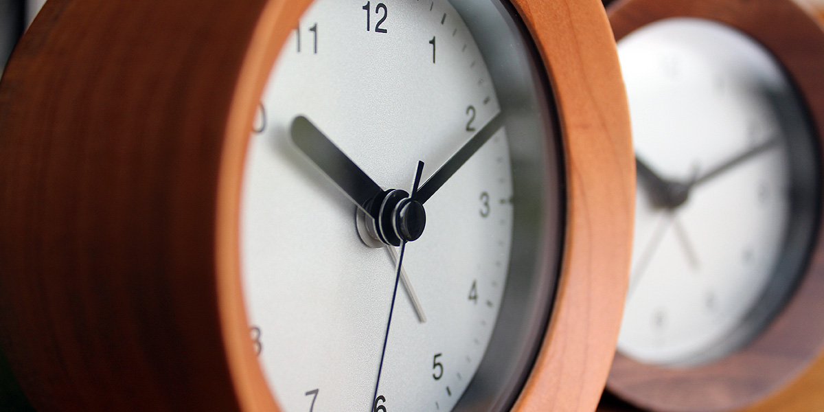 無垢の銘木を贅沢に削り出して作ったアラーム付き置時計「ANALOG ALARM CLOCK NIGHT LIGHT」