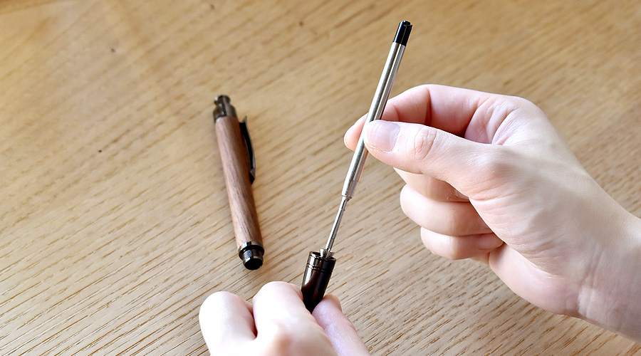 芯を交換する際はペン先の金具を回して行ってください