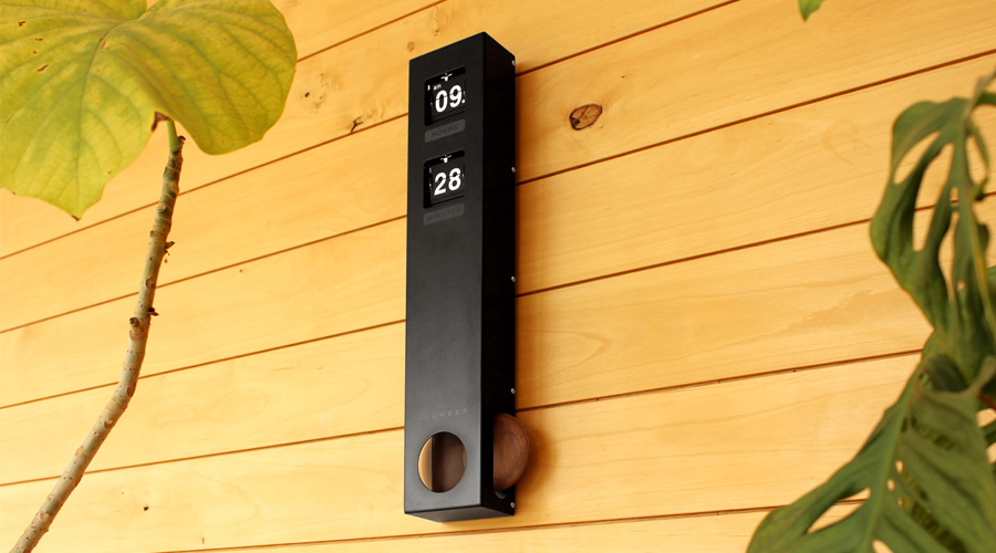 シンプルなボディに天然木の振り子がさりげなく温かみを添える壁掛け式のフリップ時計