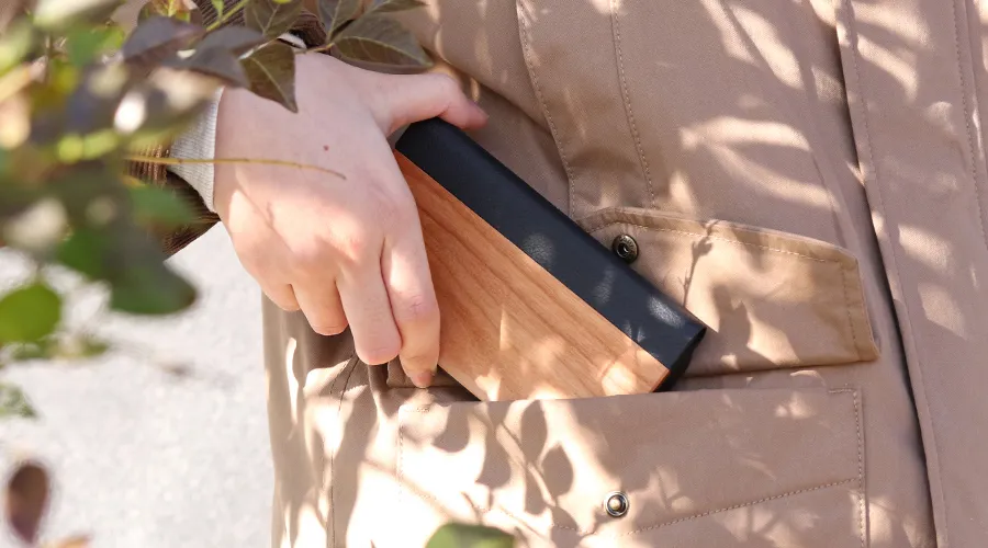 木目の美しさをシンプルに表現、質感が心地よいスタイリッシュな手帳型ケース