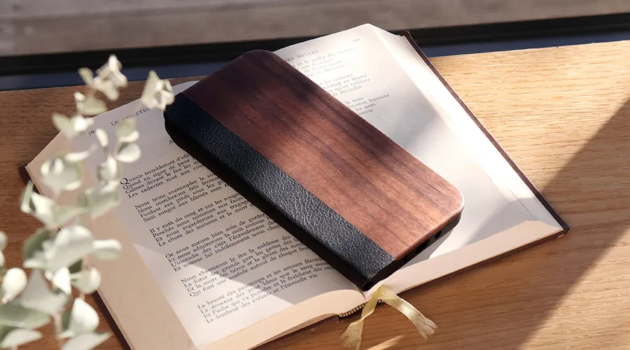木目の美しさをシンプルに表現、質感が心地よいスタイリッシュな手帳型ケース