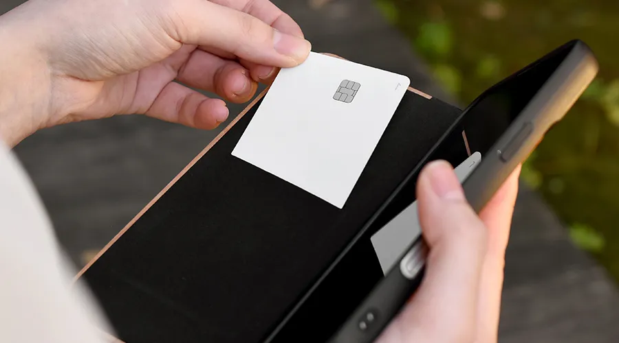 木目の美しさをシンプルに表現、質感が心地よいスタイリッシュな手帳型ケース