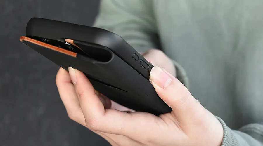 木目の美しさをシンプルに表現、質感が心地よいスタイリッシュな手帳型ケース