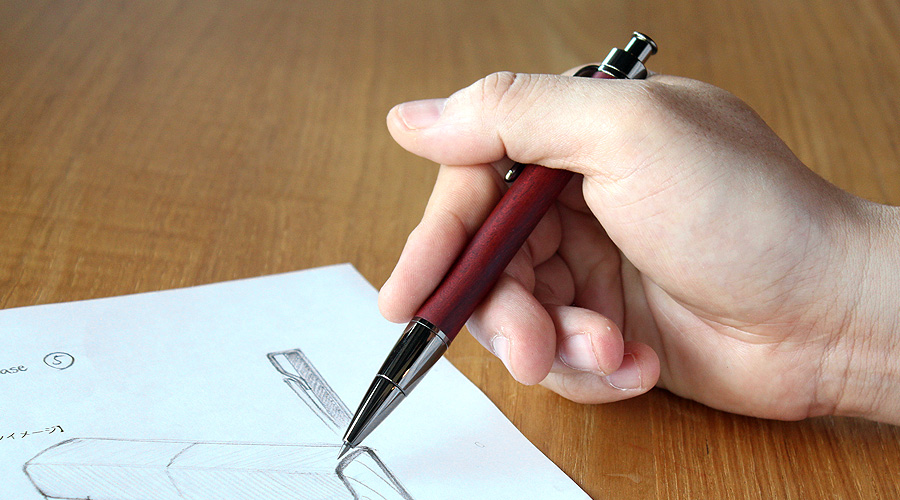 鉛筆の書き味とシャープペンの利便性を備えたペン
