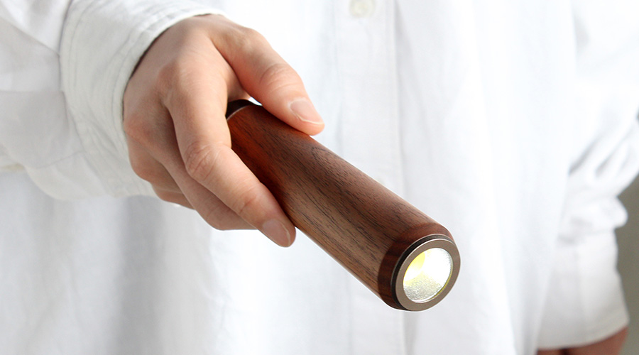 やさしい手触りで温もりをプラス。 木製LED懐中電灯「LED HANDY LIGHT」