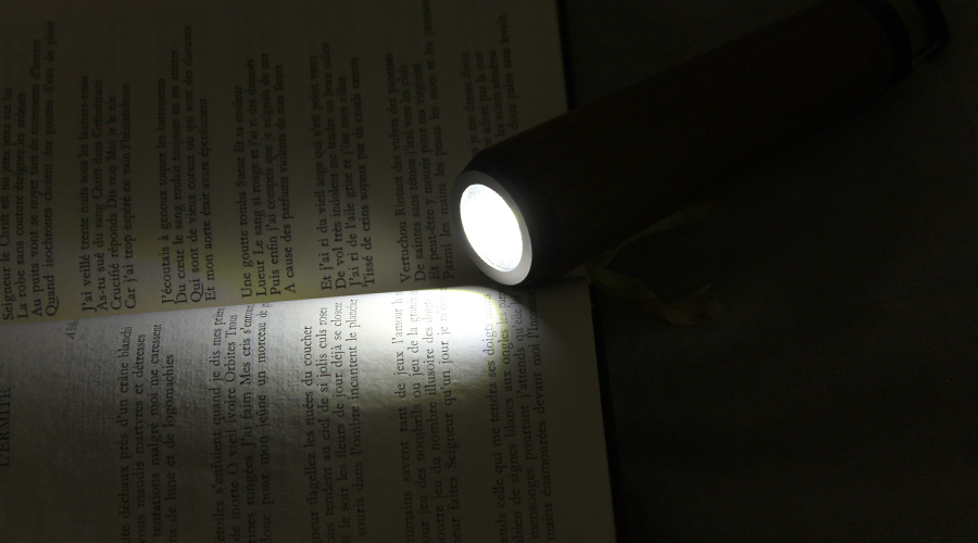 やさしい手触りで温もりをプラス。 木製LED懐中電灯「LED HANDY LIGHT」