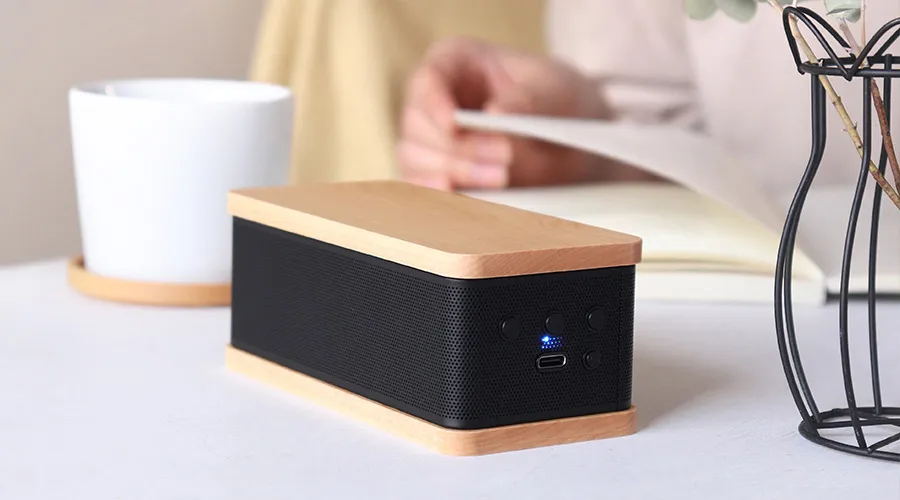 音楽を楽しみ、空間を彩る。木製Bluetoothモバイルスピーカー「MOBILE SPEAKER」