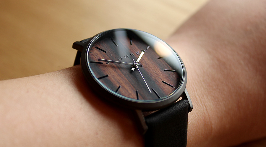 シンプルなスタイルに銘木をプラスした腕時計