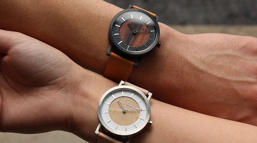 厚みと素材感をシンプルに強調した木製腕時計