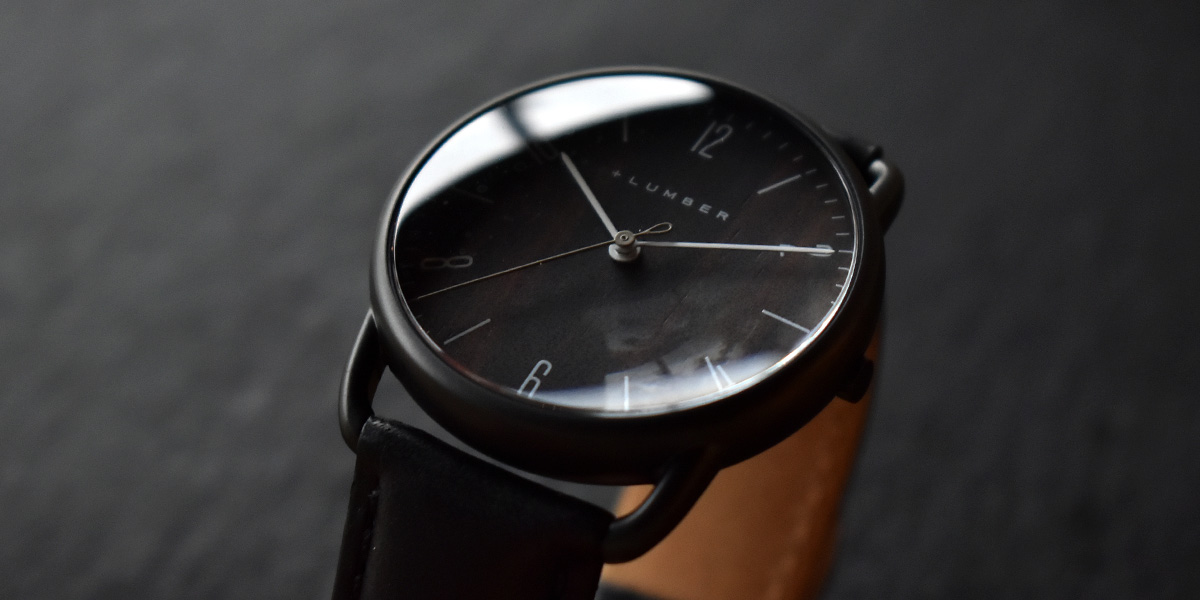 マットブラックのステンレスケースに銘木をプラスした木製腕時計