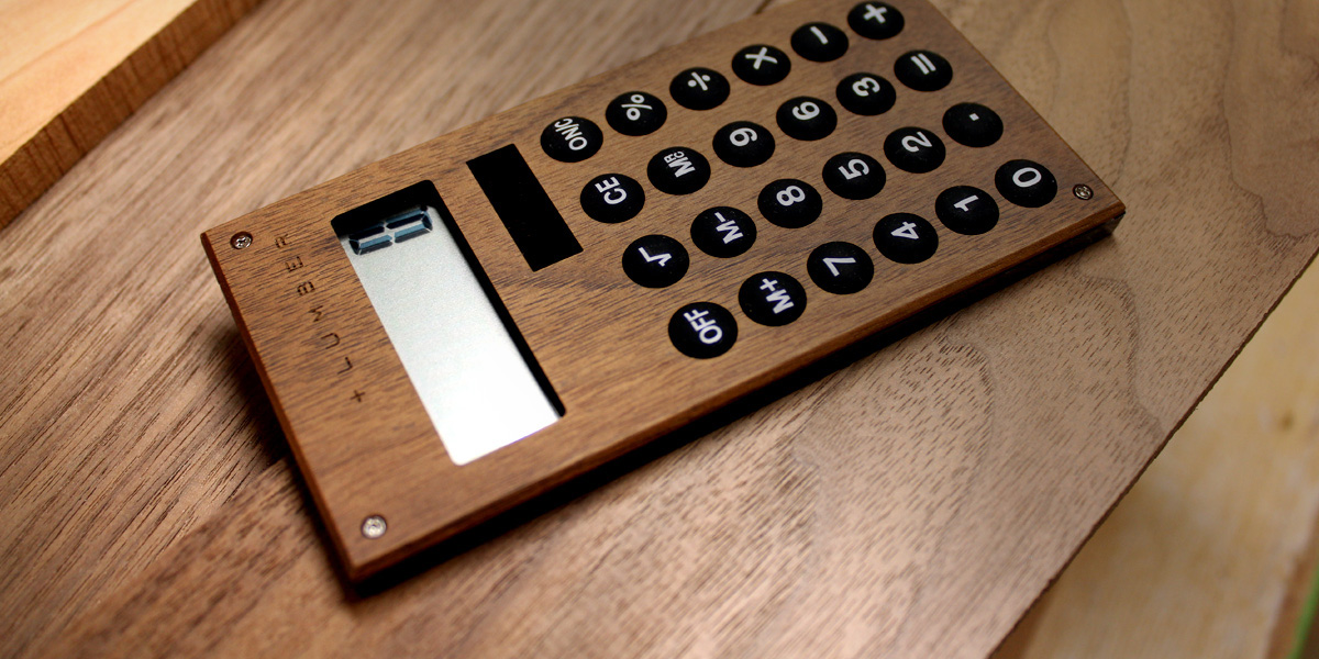 木製の小型ソーラー電卓