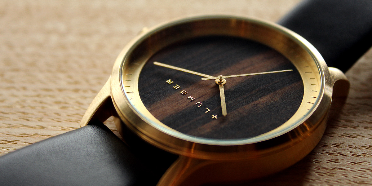 ステンレスから削り出したケースに銘木をプラスした木製腕時計