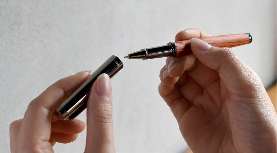 筆記に上質なひと時。キャップ式の木製ボールペン「BALLPOINT PEN SLEEK 0.6ｍｍ」