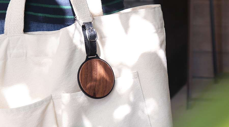 銘木の存在感。自分だけの特別な目印をプラスする木製バックタグ「BAG TAG」