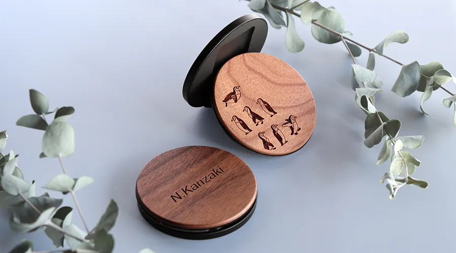 操作もスタンドも、これひとつでスマートに。 MagSafe対応のスマホスタンド「MAG FOLD STAND」