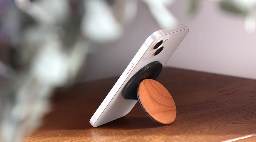 操作もスタンドも、これひとつでスマートに。 MagSafe対応のスマホスタンド「MAG FOLD STAND」