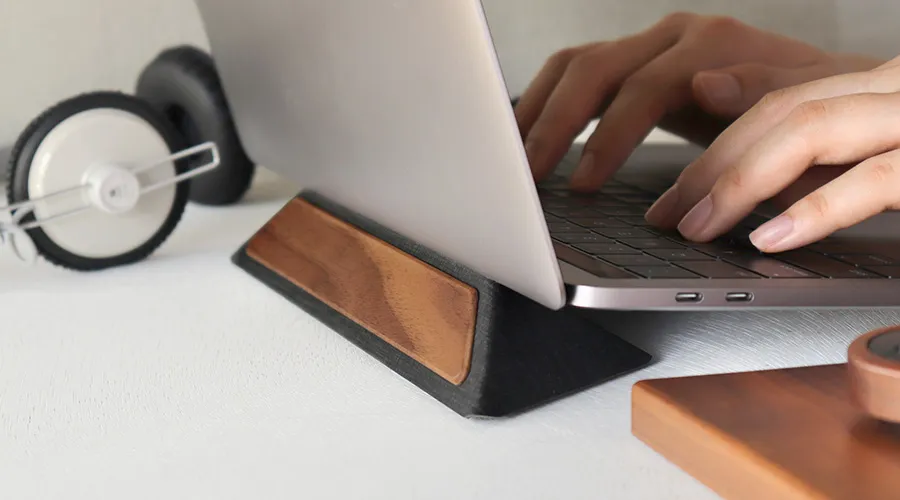 木の温もりを持ち歩く。折り畳み式木製ノートパソコンスタンド「LAPTOP STAND SLIM」