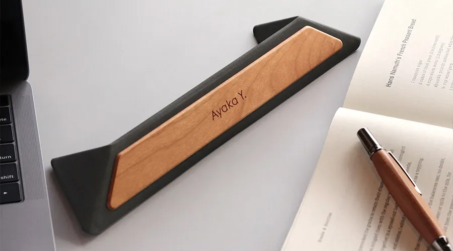 木の温もりを持ち歩く。折り畳み式木製ノートパソコンスタンド「LAPTOP STAND SLIM」
