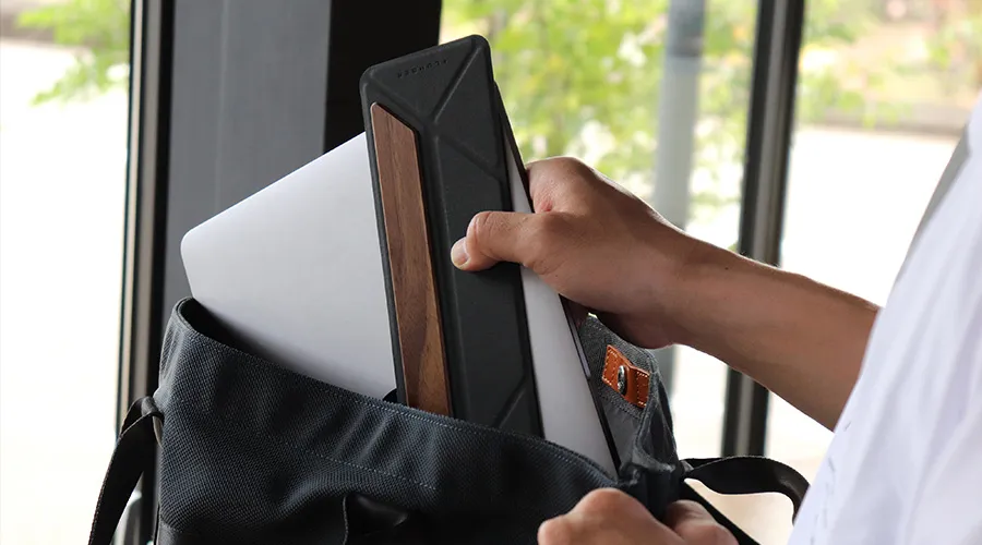 木の温もりを持ち歩く。折り畳み式木製ノートパソコンスタンド「LAPTOP STAND SLIM」