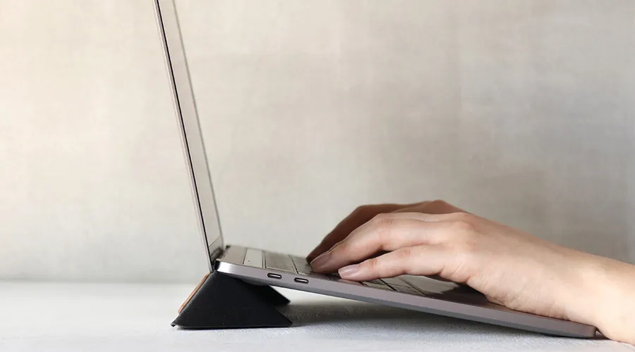 木の温もりを持ち歩く。折り畳み式木製ノートパソコンスタンド「LAPTOP STAND SLIM」