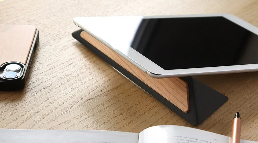 木の温もりを持ち歩く。折り畳み式木製ノートパソコンスタンド「LAPTOP STAND SLIM」